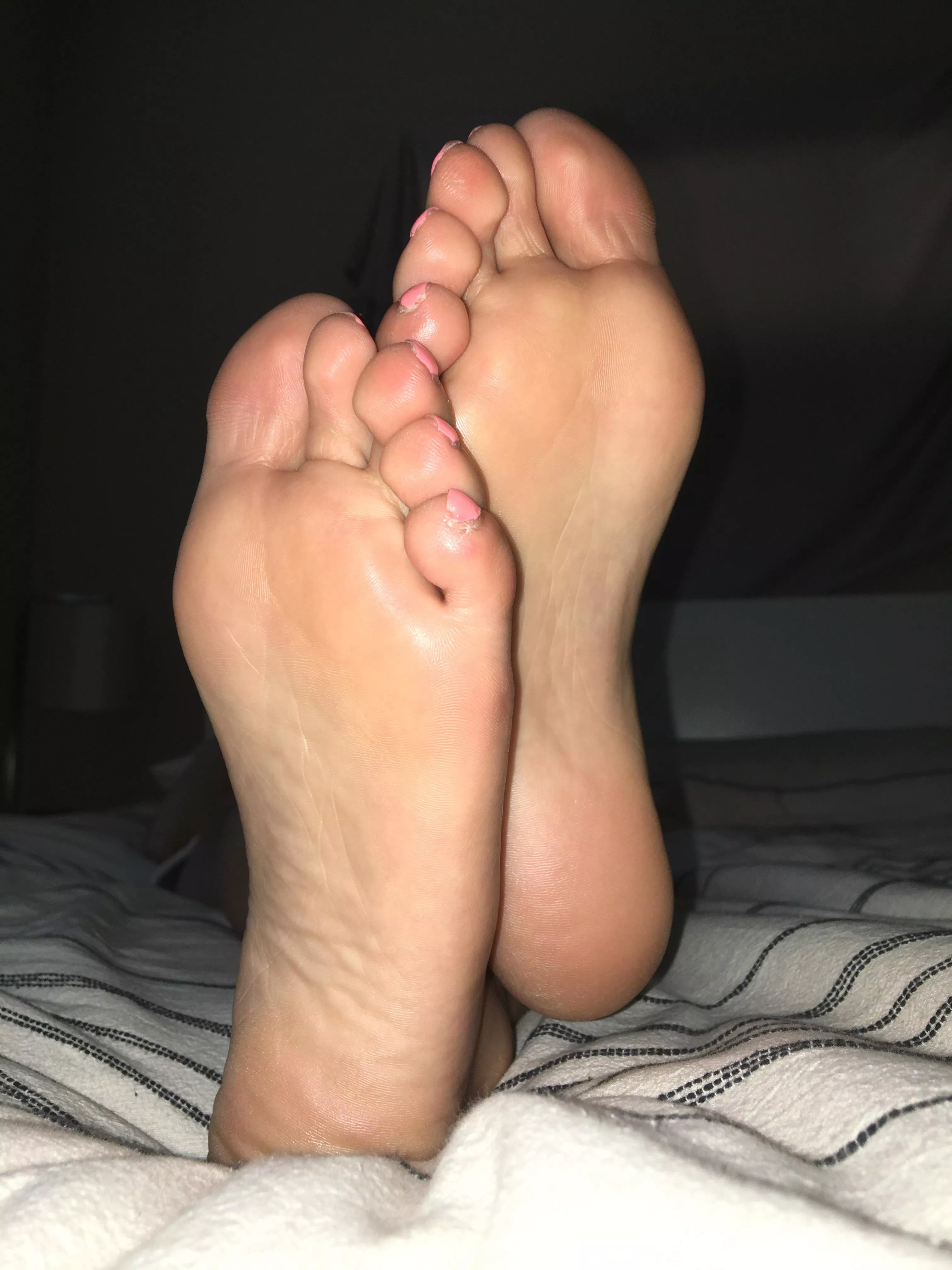 What do you think of my gfâ€™s feet? What would you do? â¤ï¸ PM