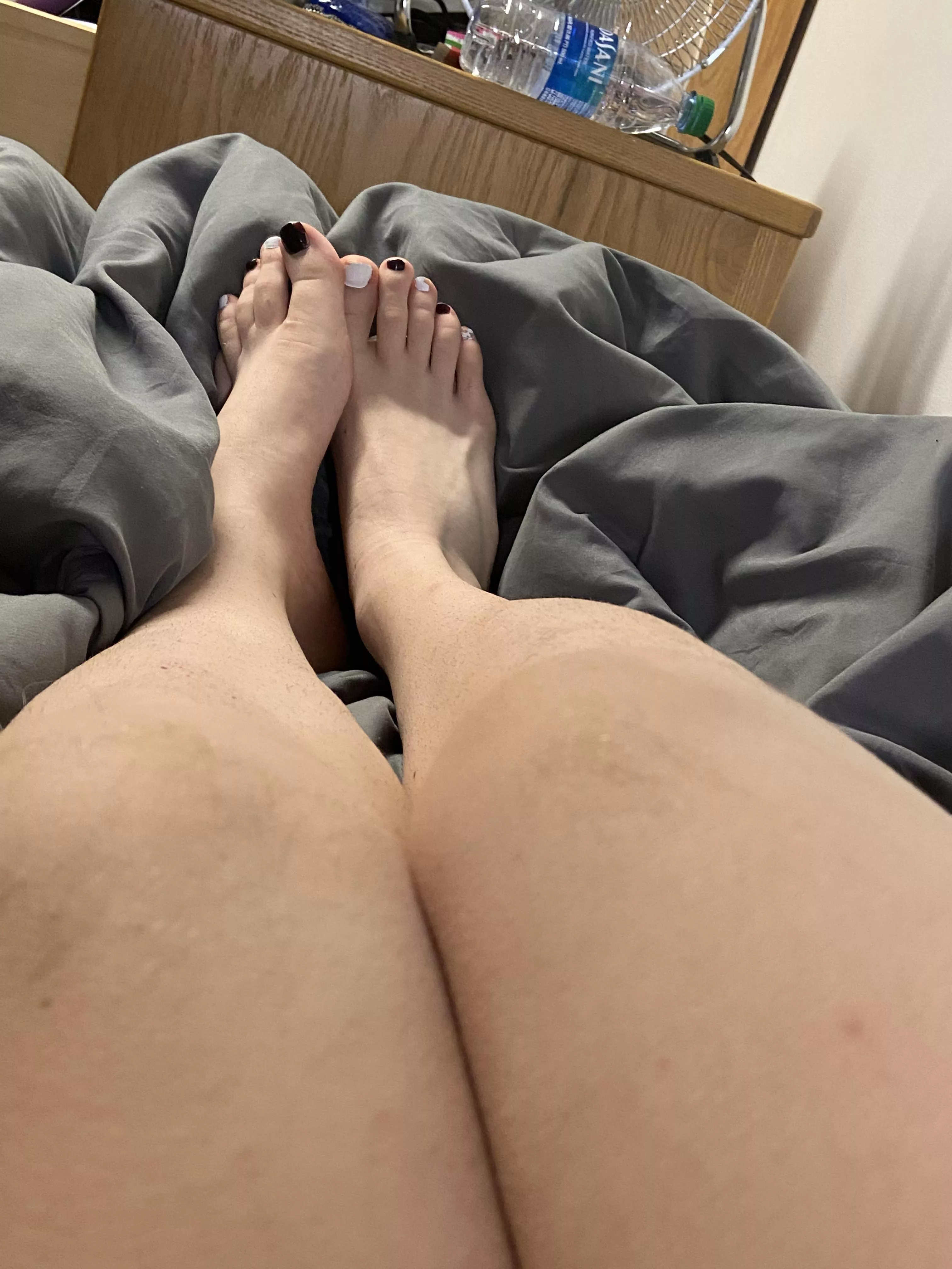 what would you do with these toes in front of you? 🖤🤍