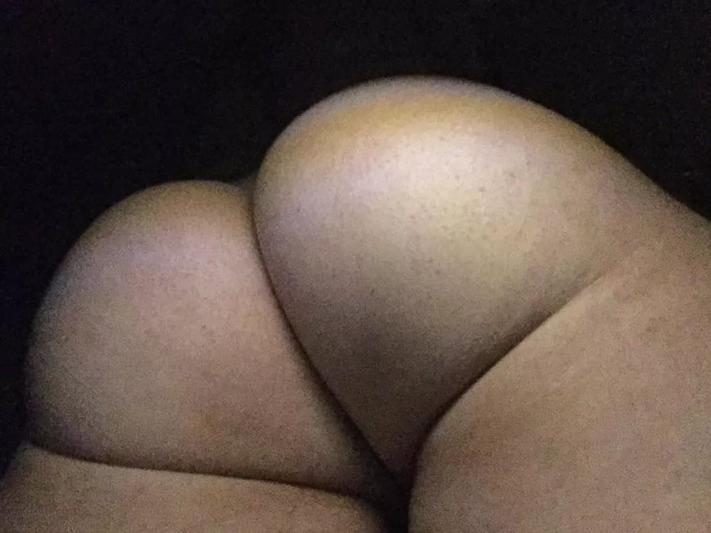 when its dark , my phat butt shows the way😁🍑