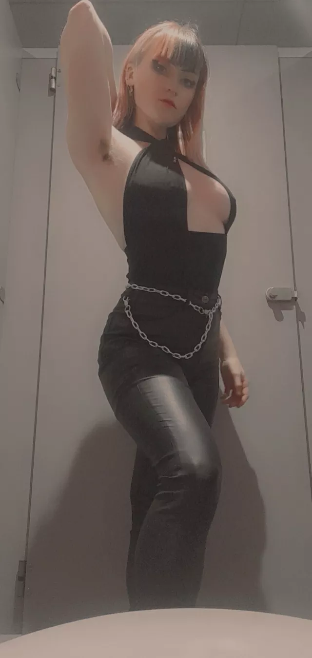 Where are my UK piggies at😈 [domme]