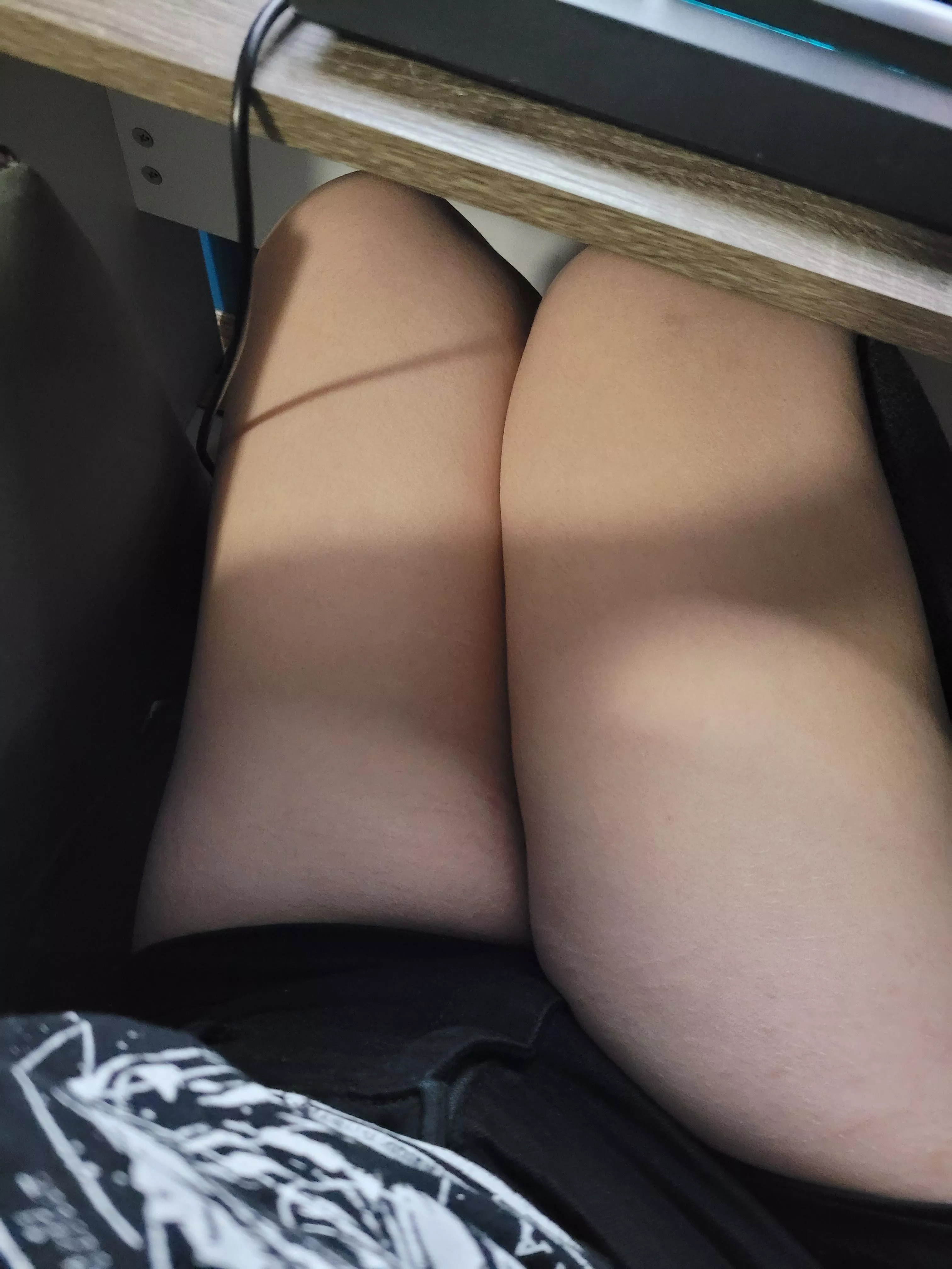 Where do people sell thigh pics?