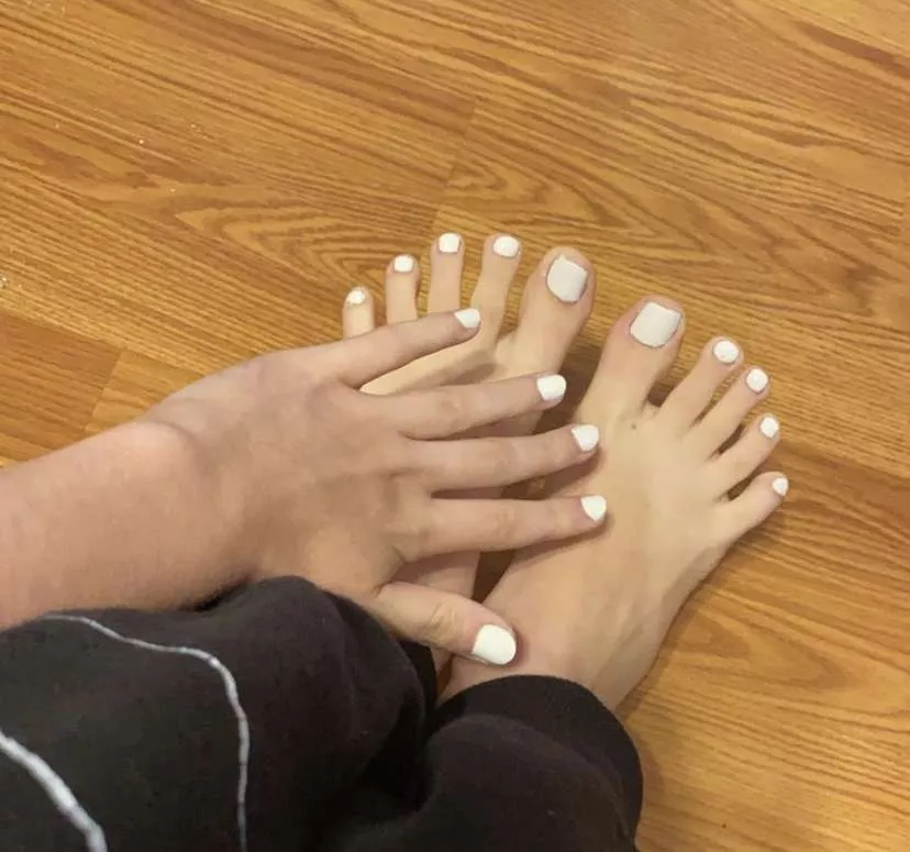 White nails really bring out my toes. If anyone's wanting to chat, mine are open🥰🥰🥰