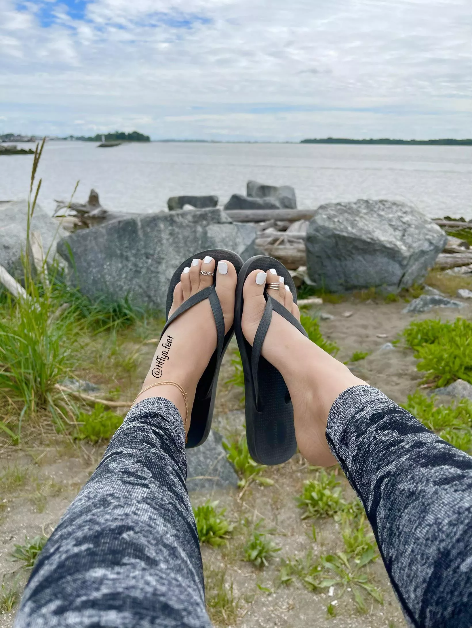 White toes and black flip flops 😘