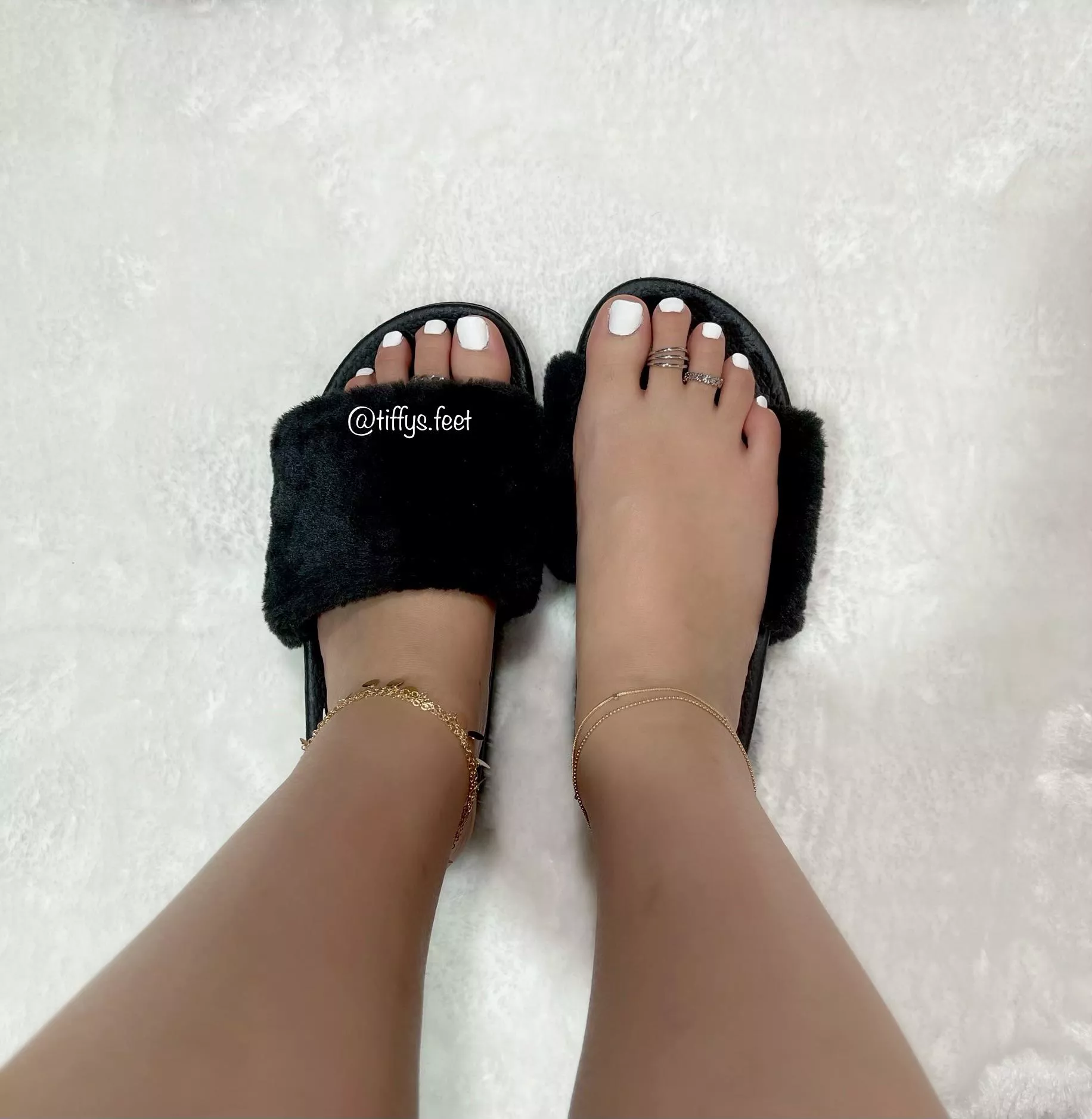 White toes & Black fuzzy slides kind of day 😘