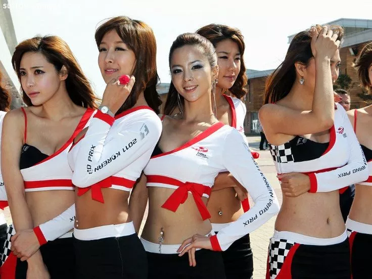 Who are the models in this picture from the 2011 Korean GP?