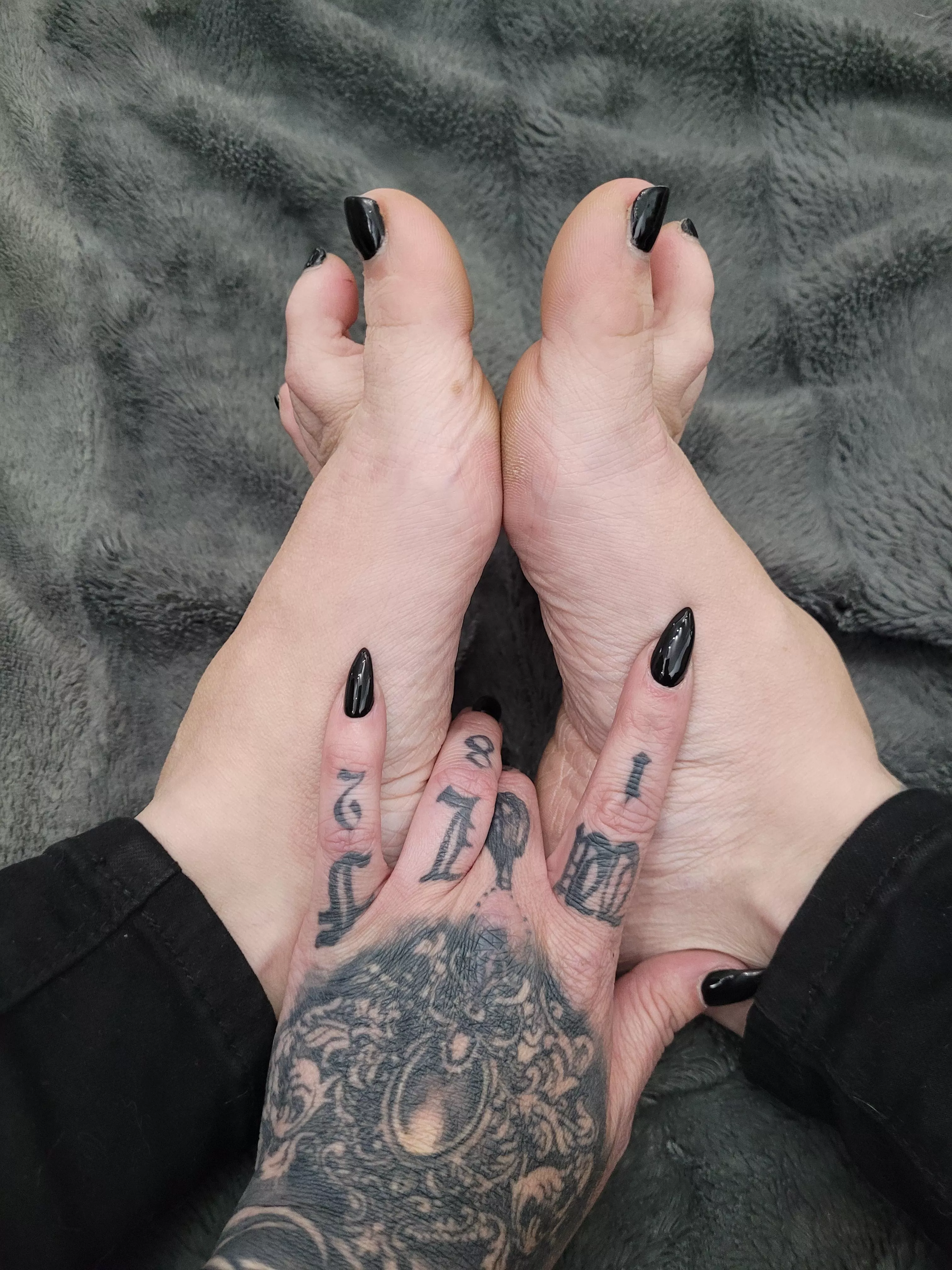 Who else finds feet beautiful? ðŸ’‹ðŸ–¤ðŸ”ª