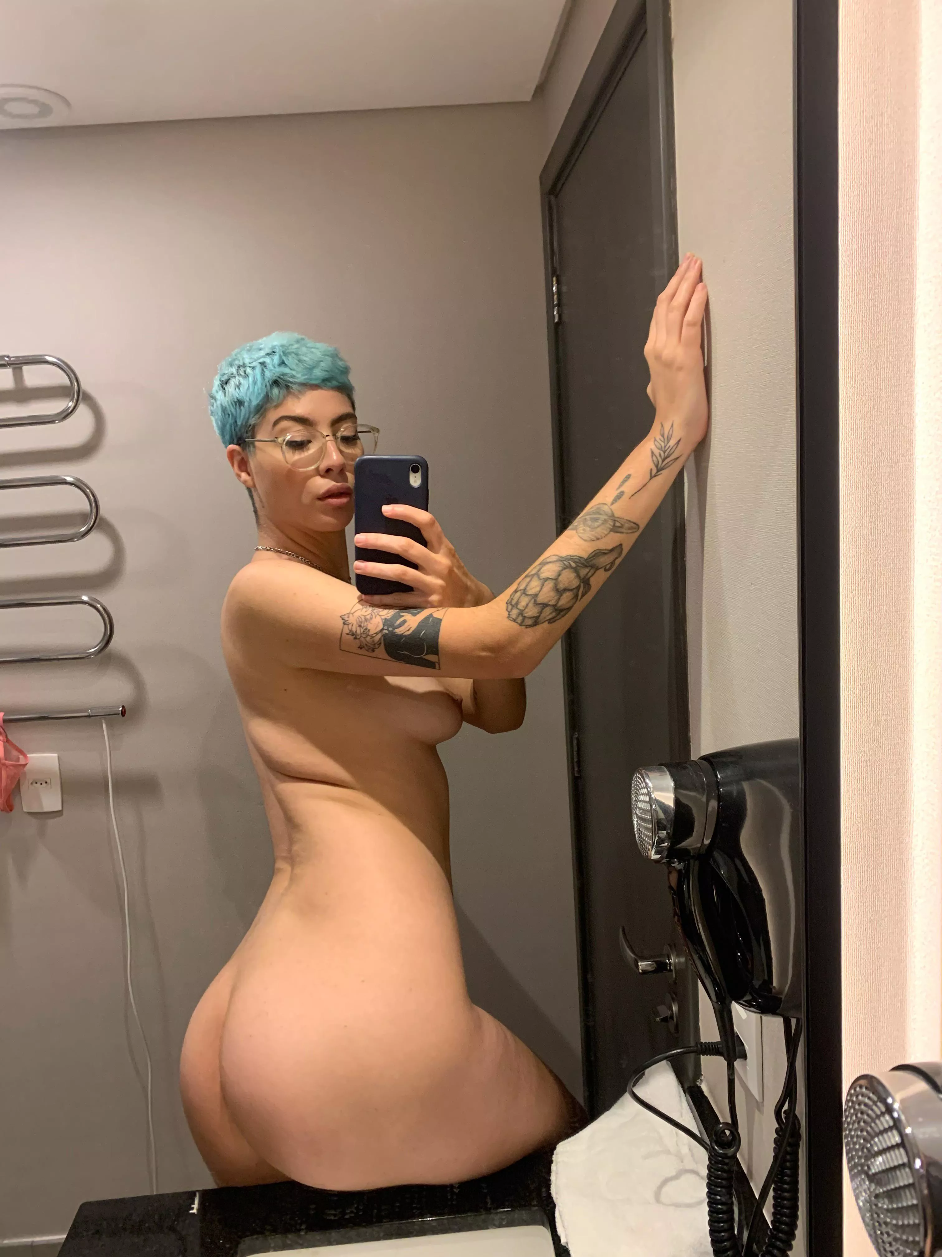 who here likes nudes in the mirror?