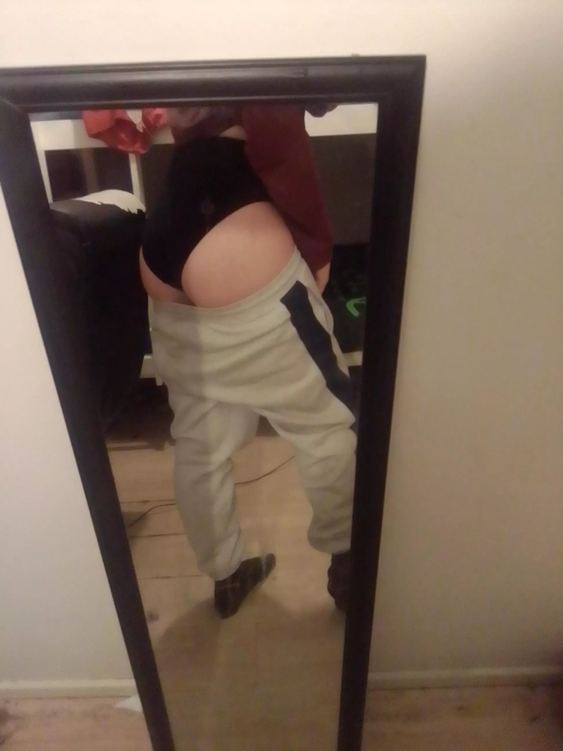 who likes big booty twinks?