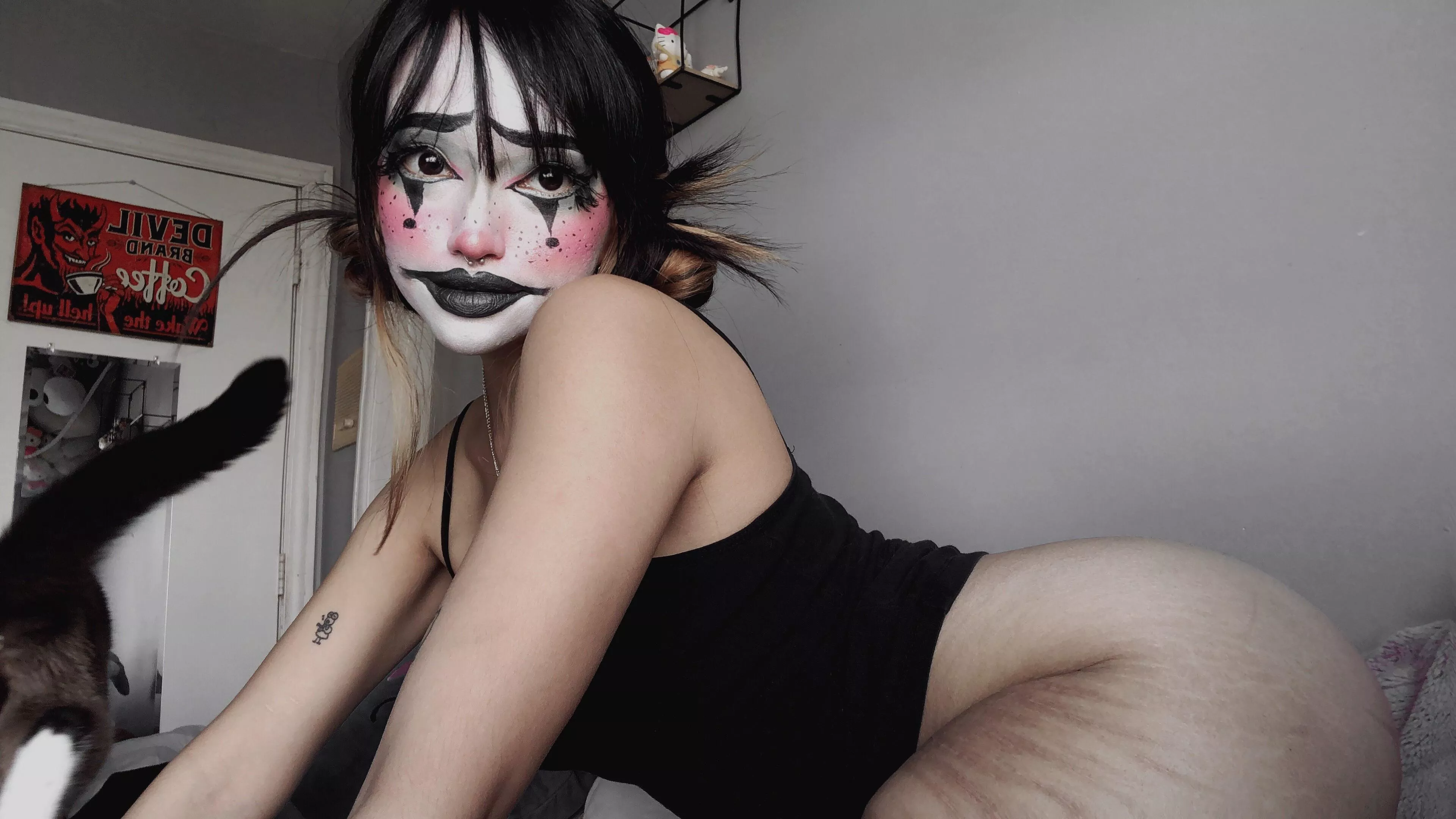 who likes clown girls? ðŸ–¤