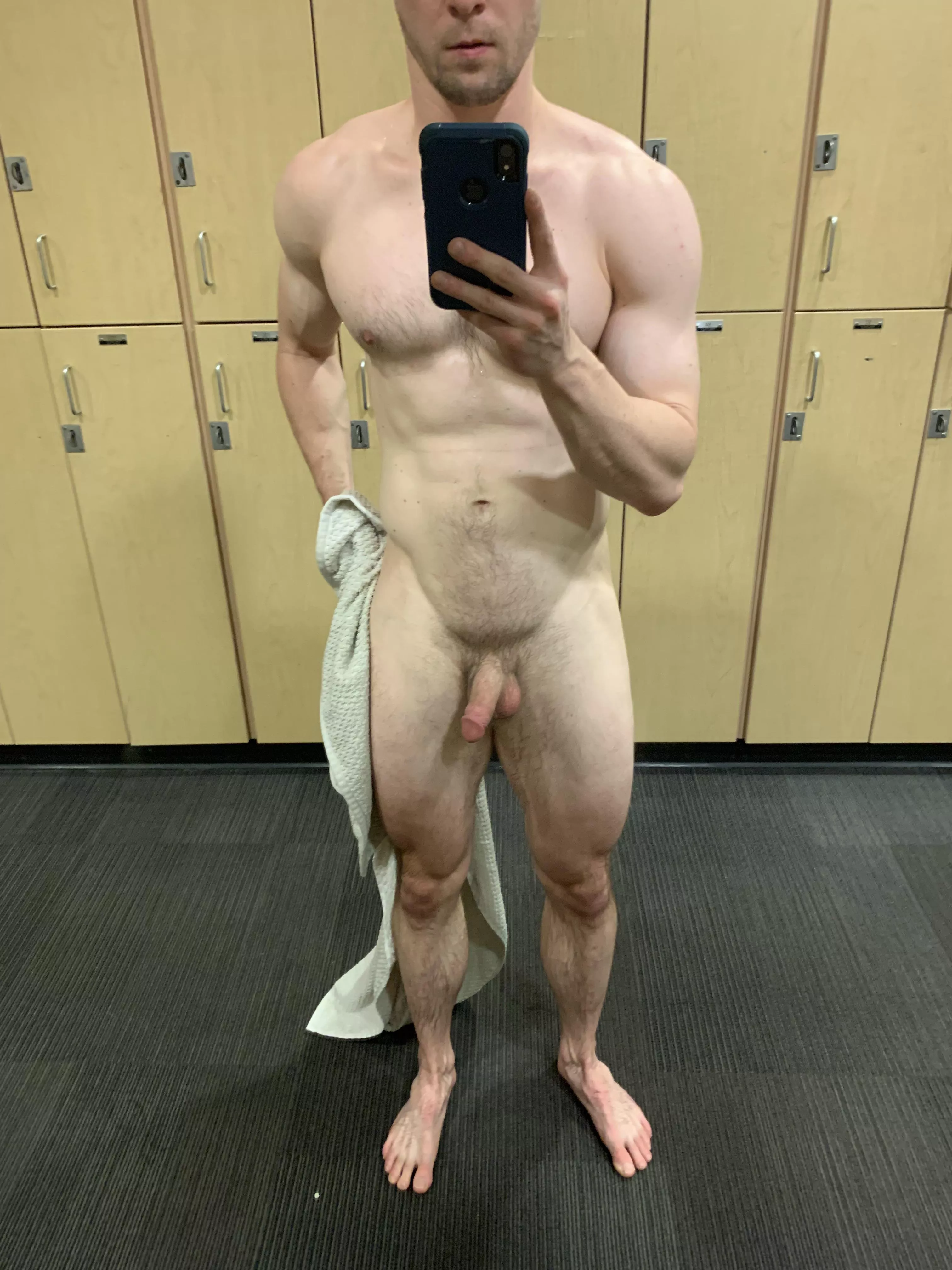 Who likes gym locker room nudes [M]