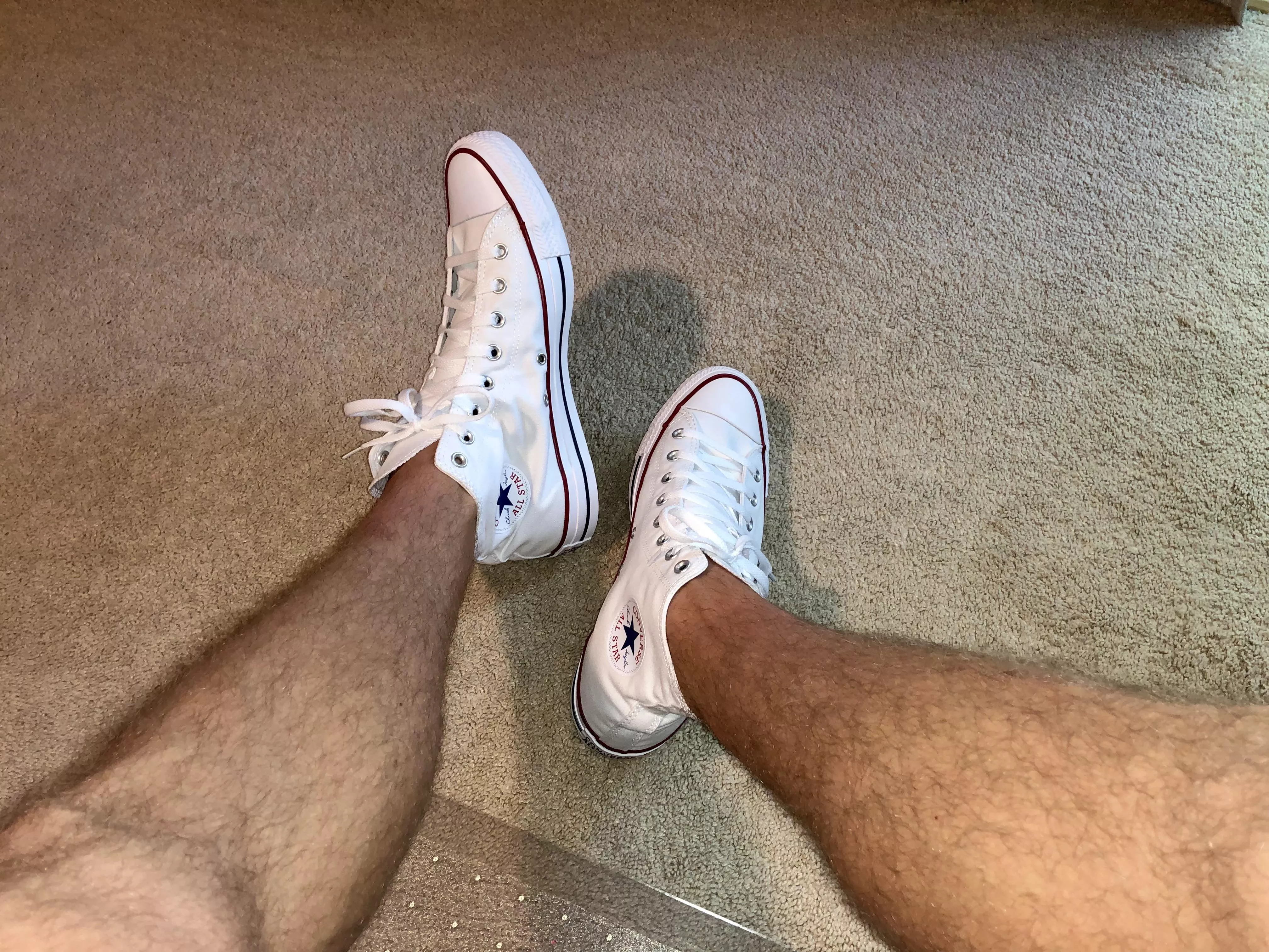 Who likes my new converse 😅