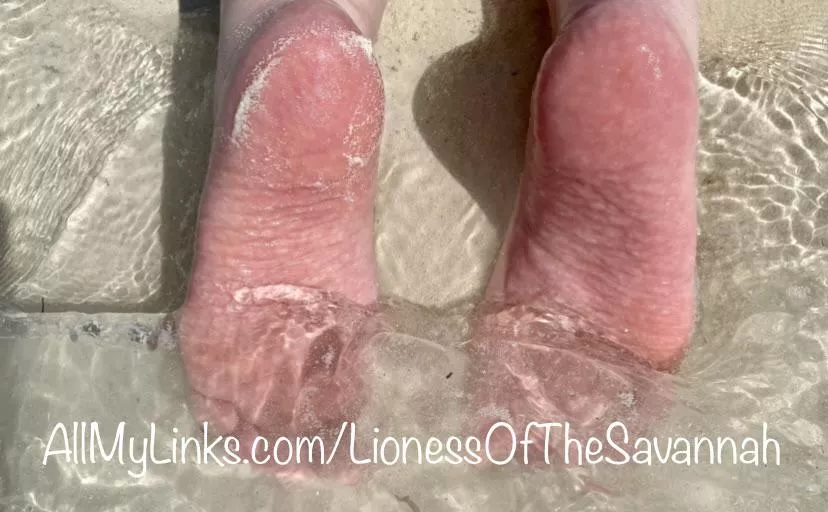 Who likes seeing sexy soles on the beach?! ðŸ DM me if you want to see more! ðŸ˜‹