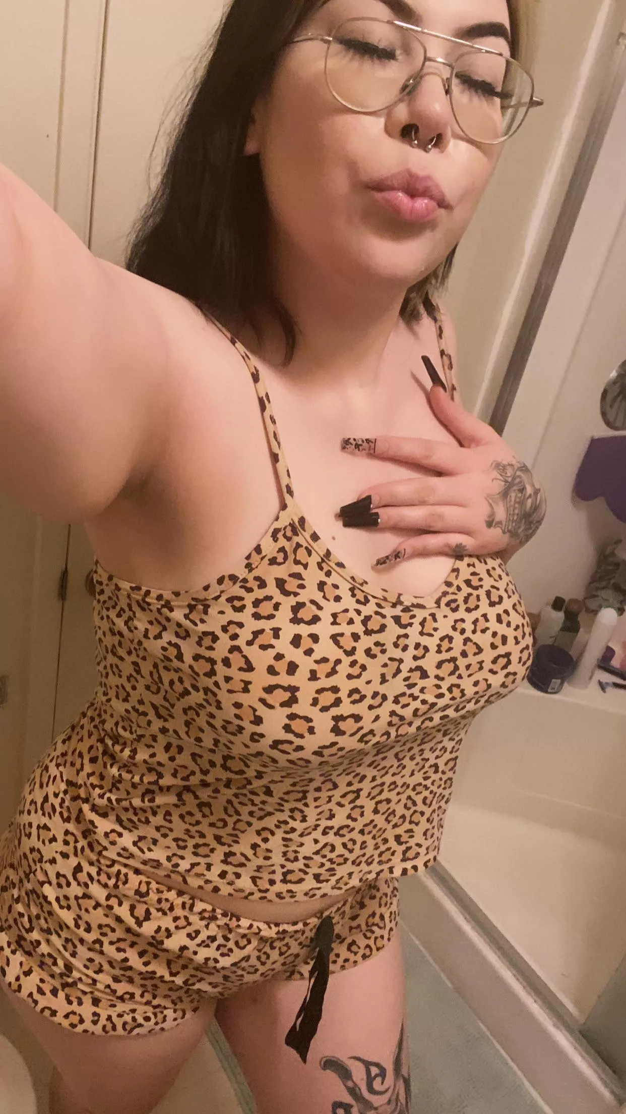 who likes to fuck like animals ? 😋