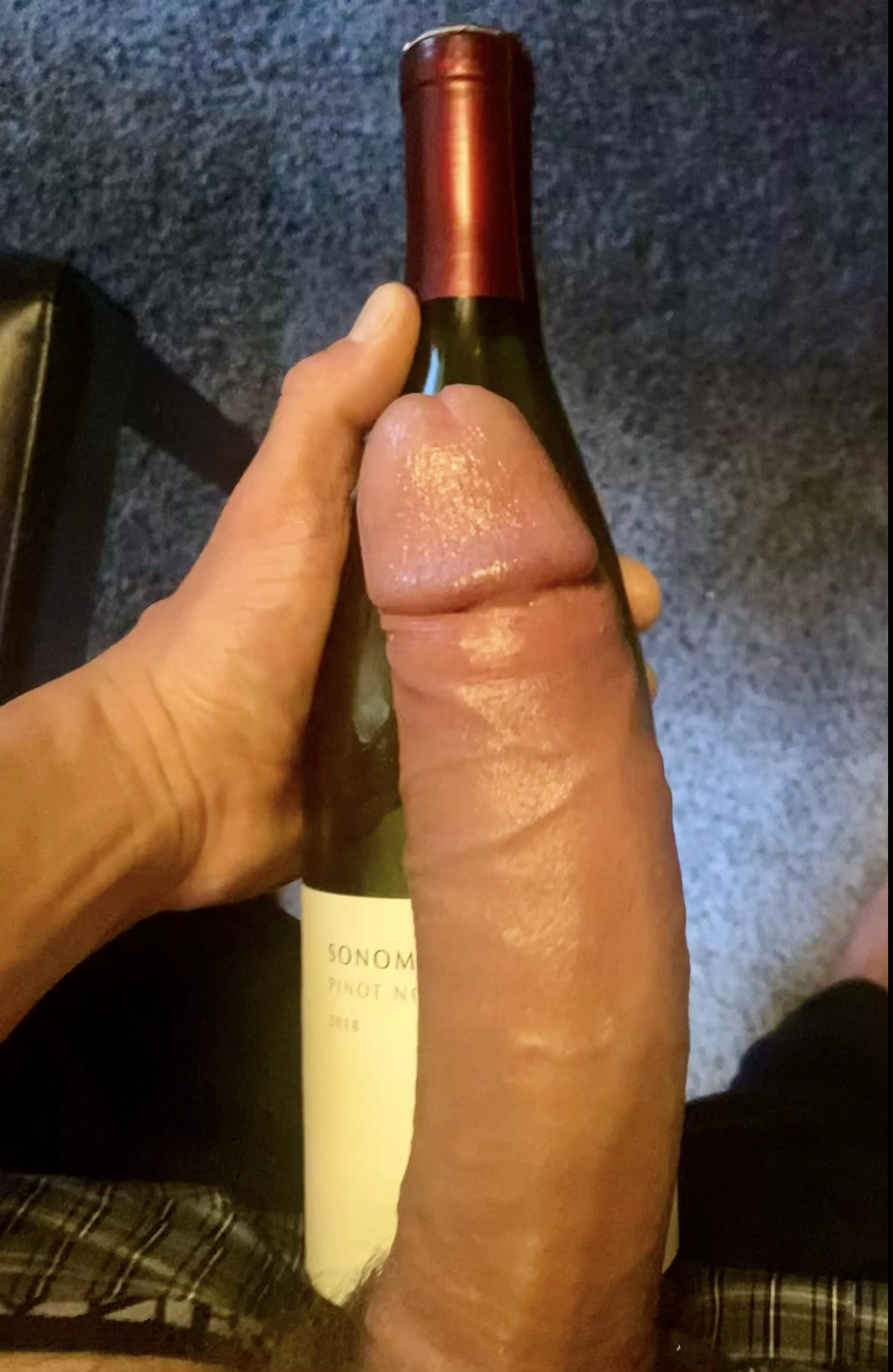 Who likes wine? and young bwc? 😜🍷😘