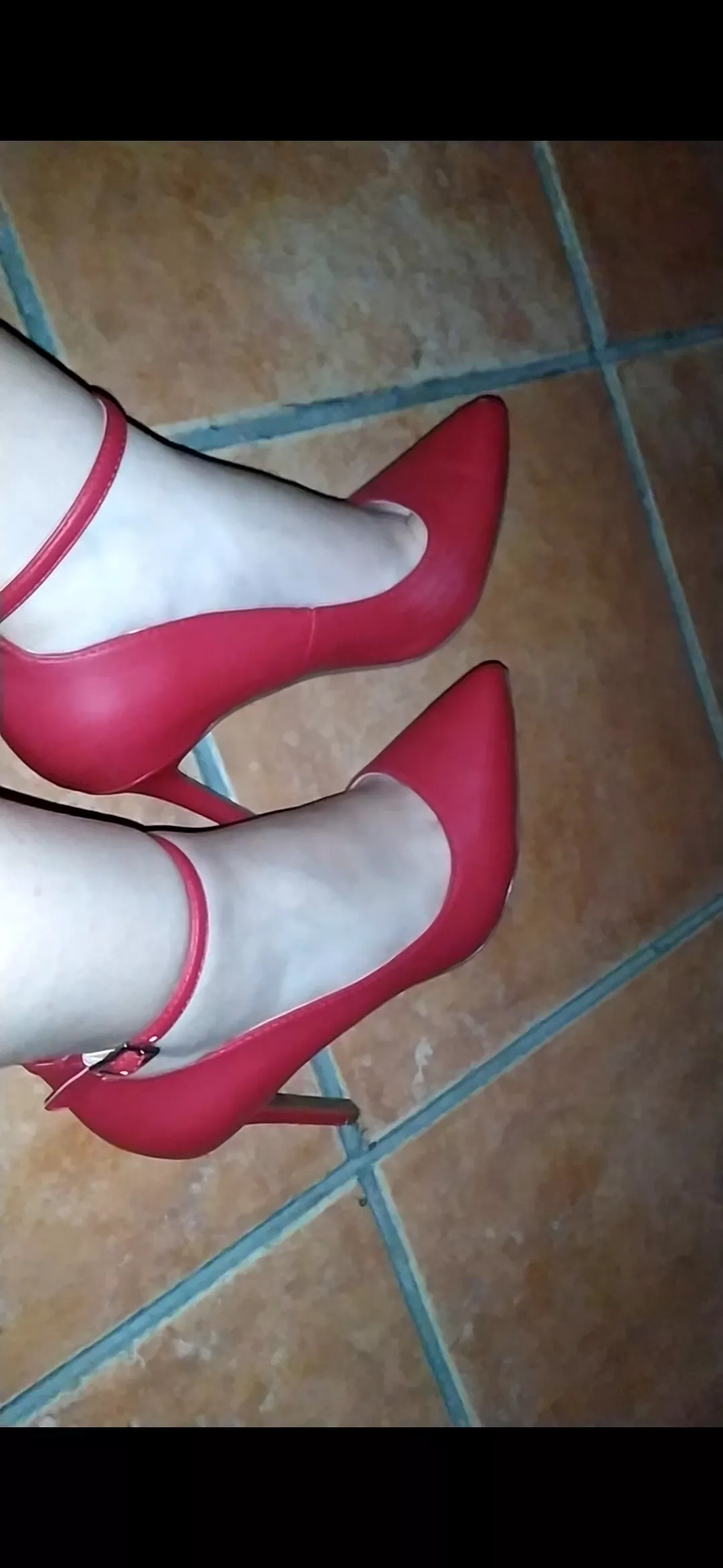 Who loves red pumps as much as I do?👅