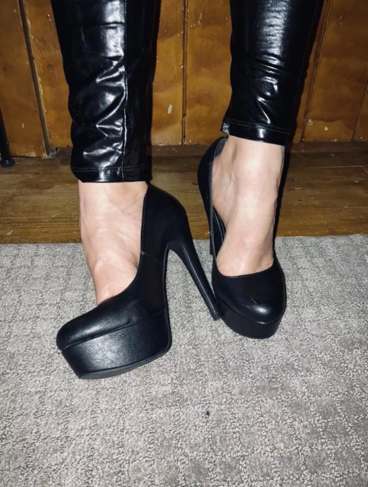 Who loves some black pumps! â¤ï¸