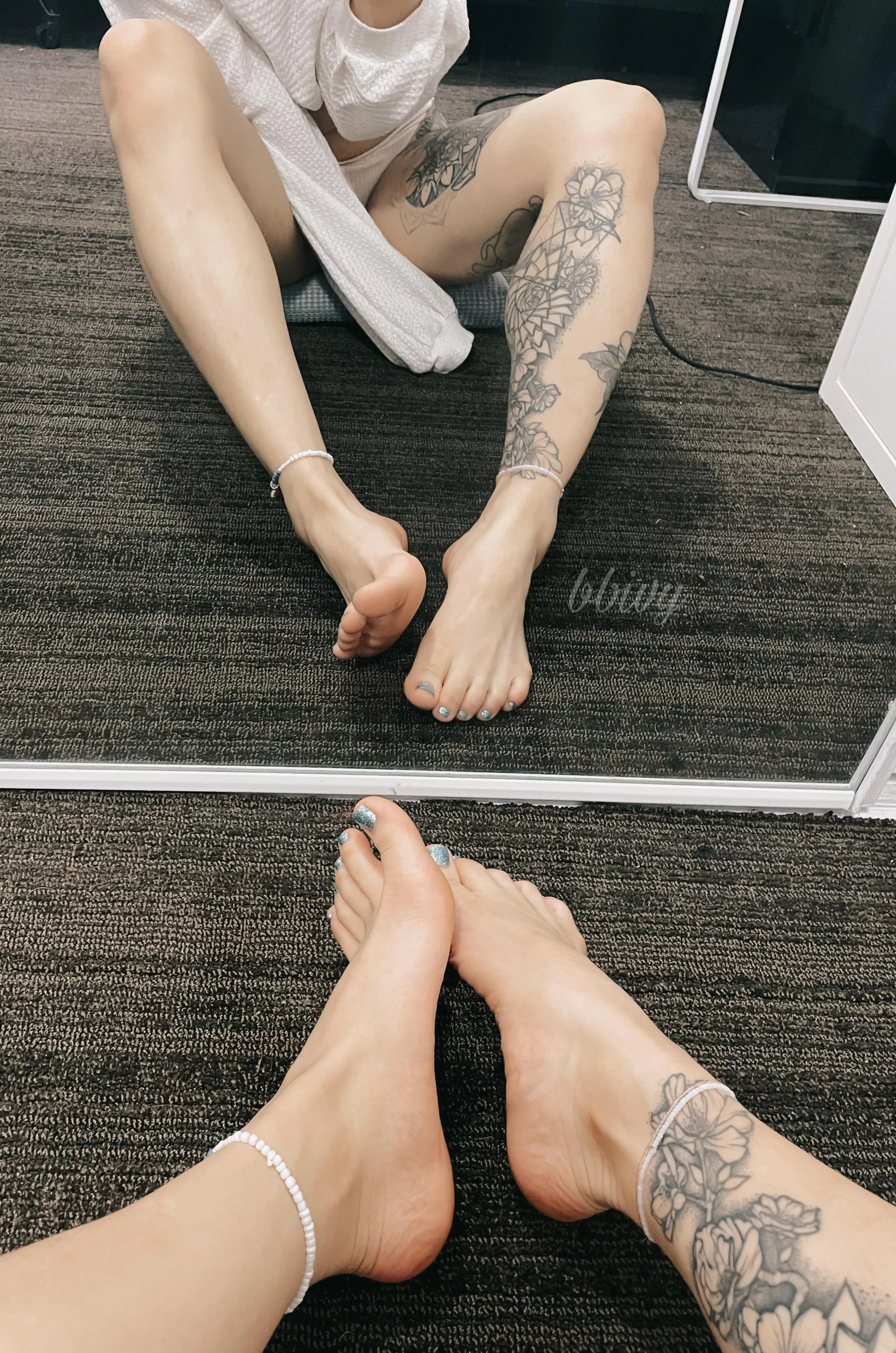 who wanna rub my feet!! 🥺 pls