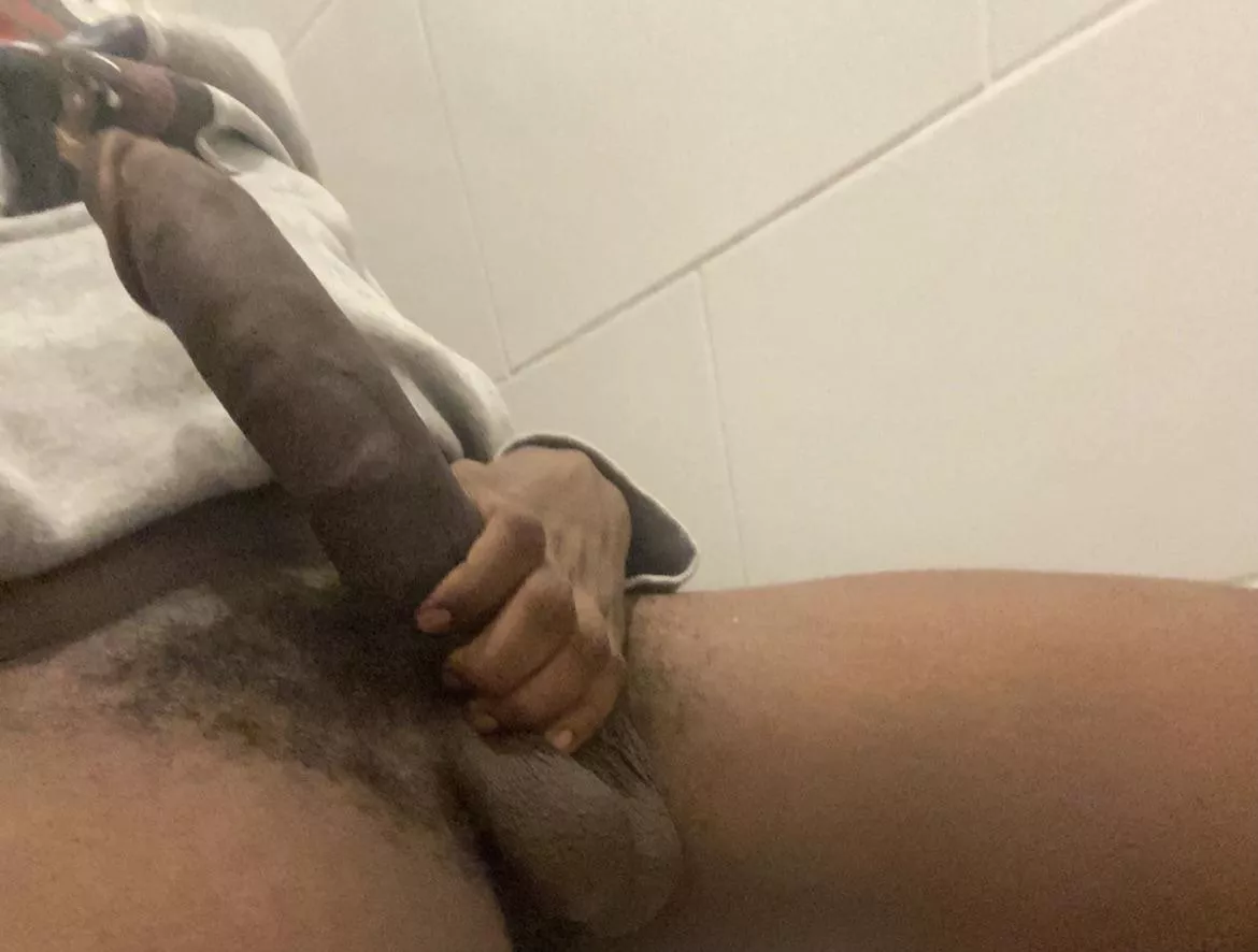 Who want this long hard bbc? 😏