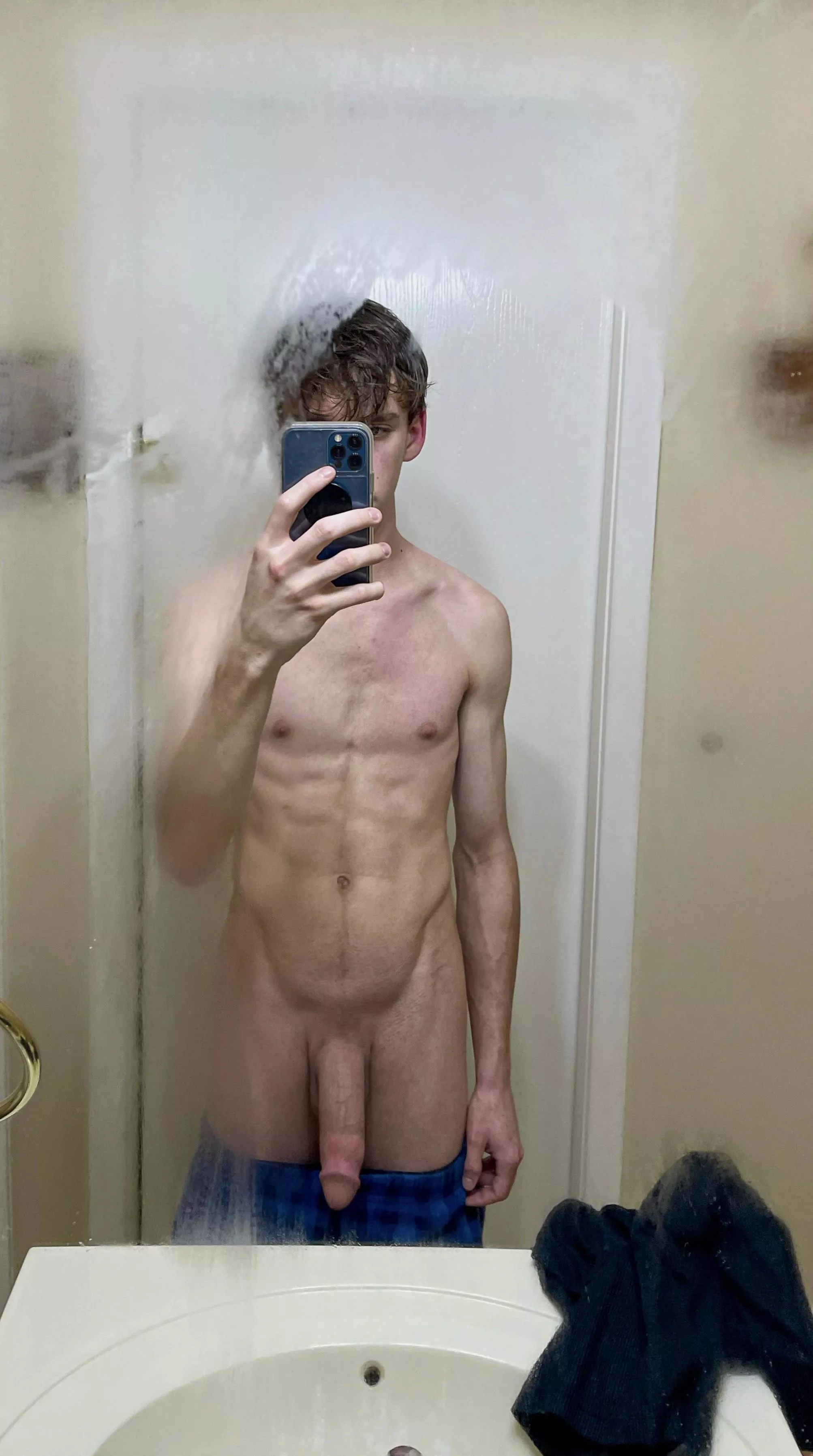 who wants my 18 year old cock? ðŸ¤«