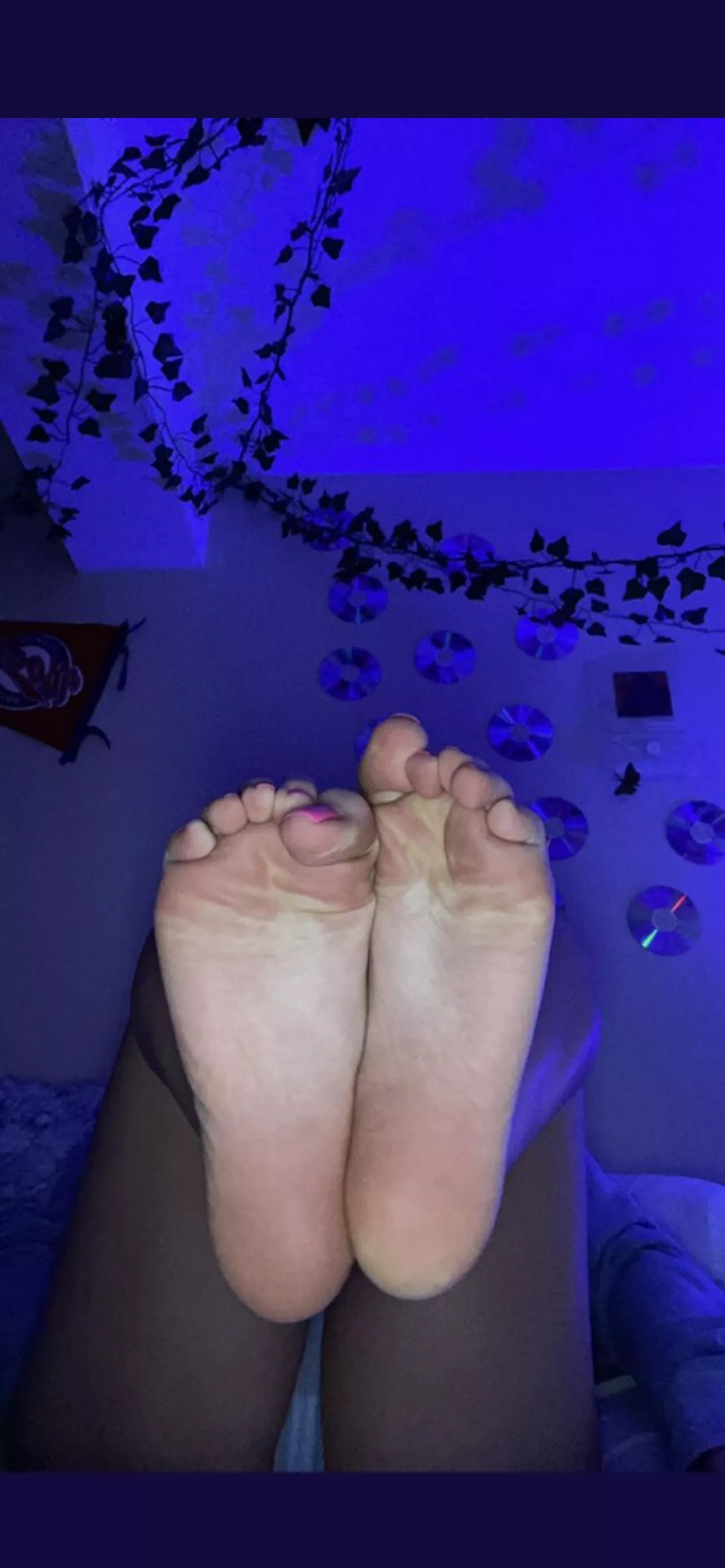 Who wants my big size 11’s in their face?😏😘