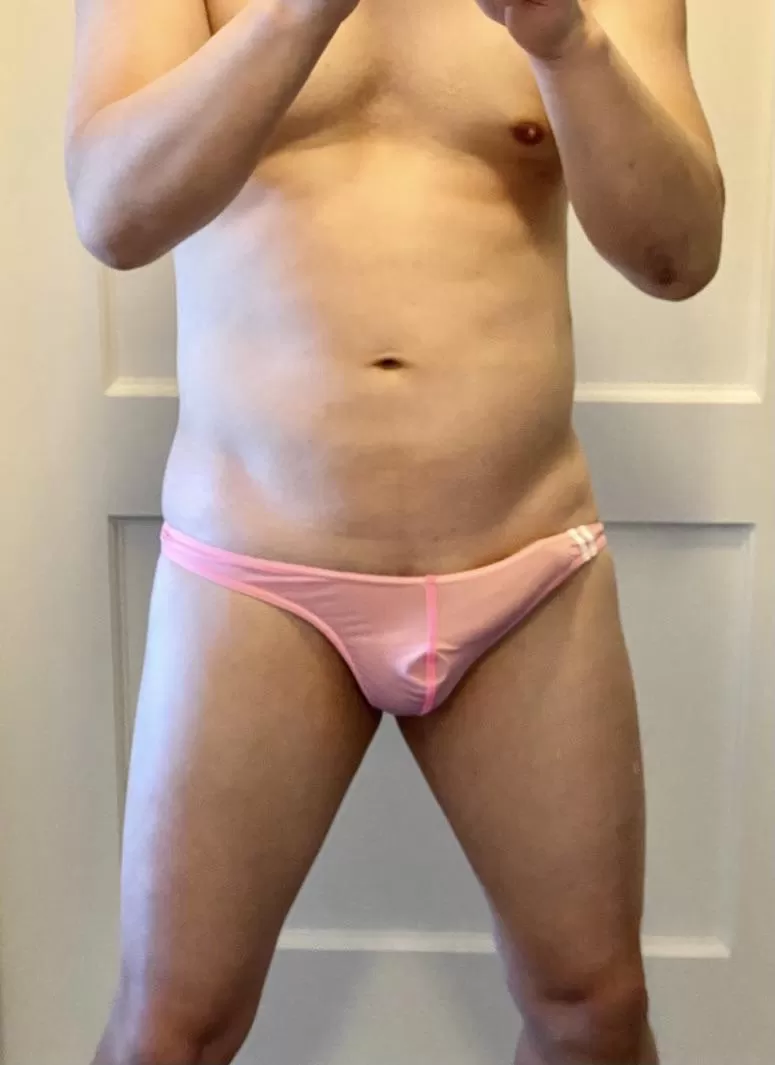 Who wants to edge me through my pink thongs