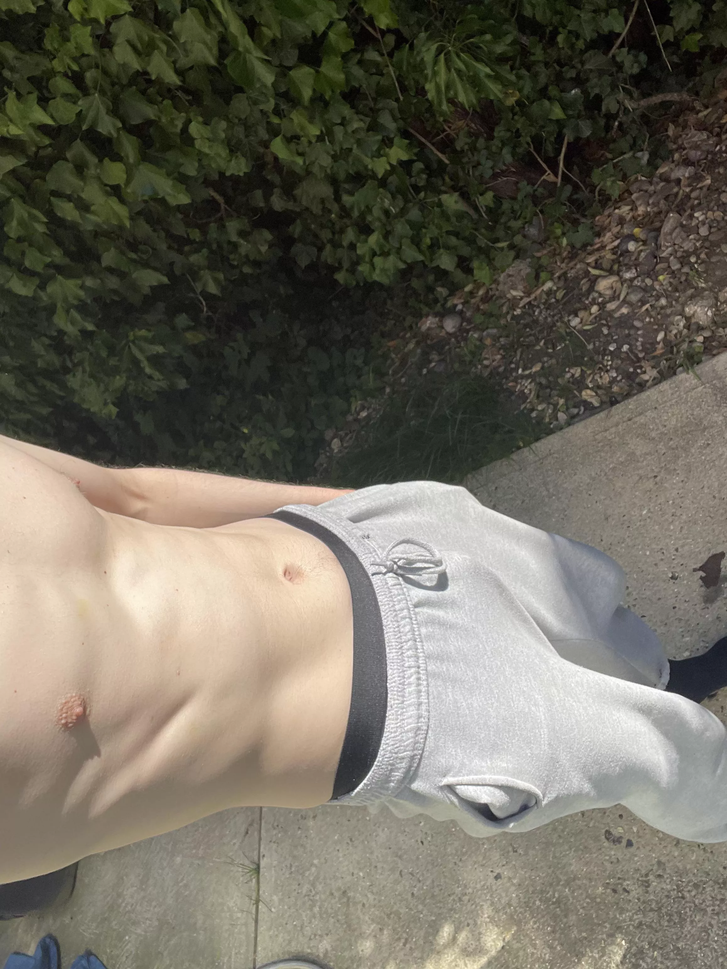 Who wants to kiss my stomach and takes these trackies off? ðŸ¤¨