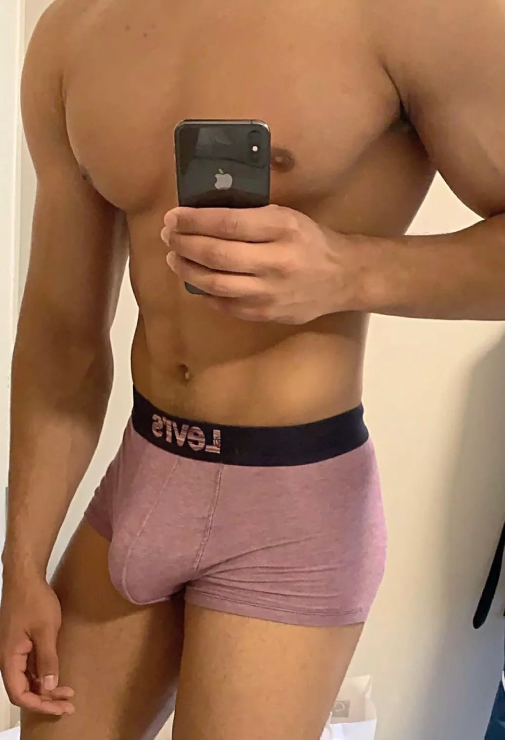 Who wants to rub my bulge? 😈