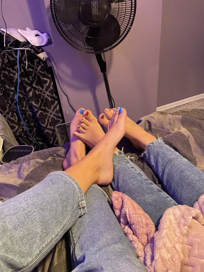 who wants to worship our feet? (feetypile)