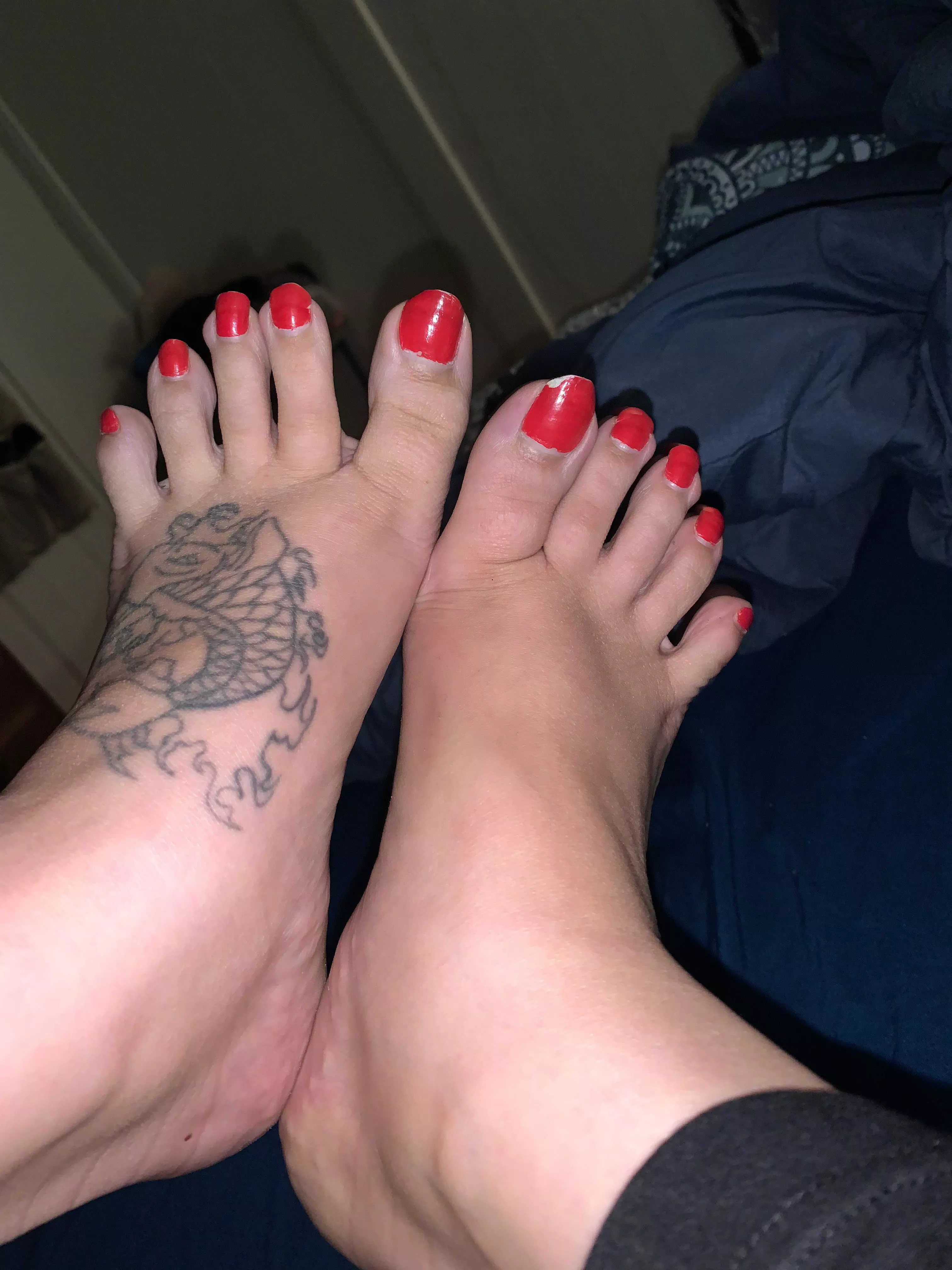 Whoâ€™s gonna be a good boy and worship my red toes before theyâ€™re gone