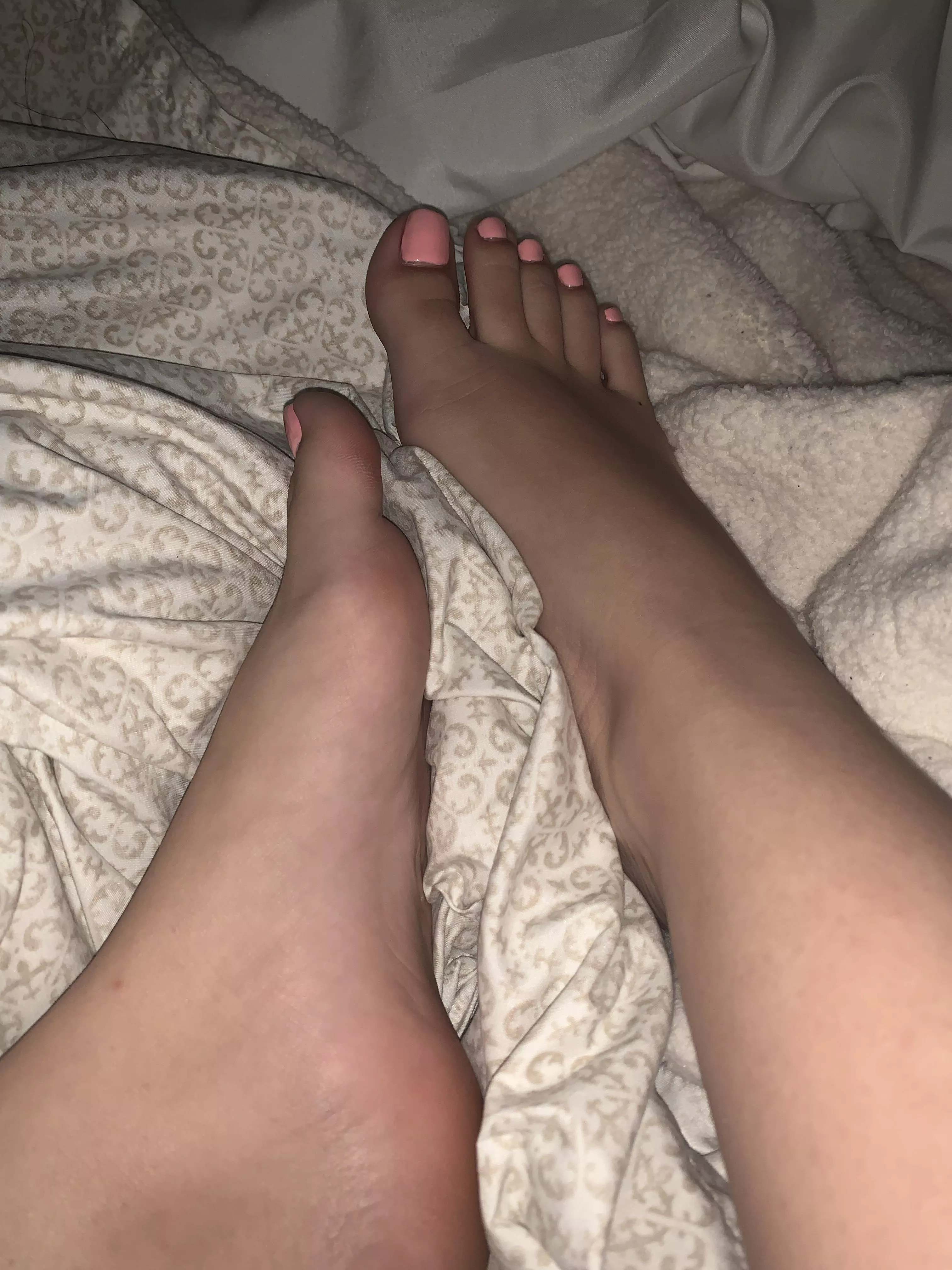 who’s gonna kiss my soles and suck my toes😩