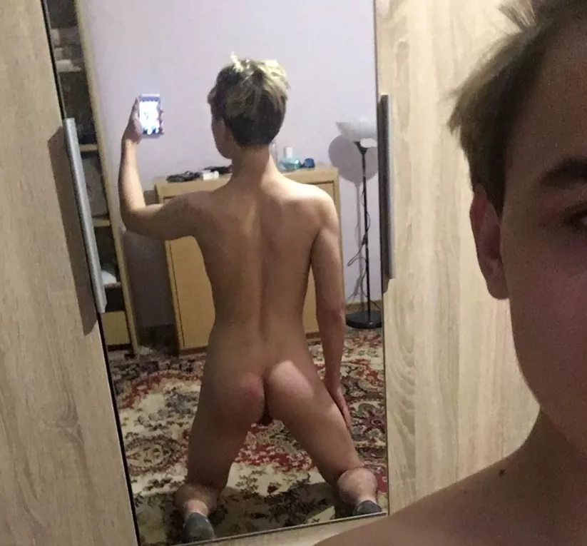 Who's gonna pound my lil twink booty? ðŸ‘€