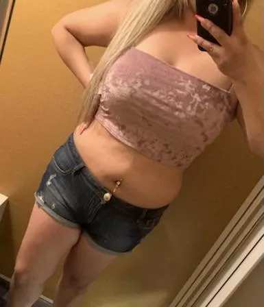 Who’s wants to cum meet me in the fitting room?? 😜🤫🍒