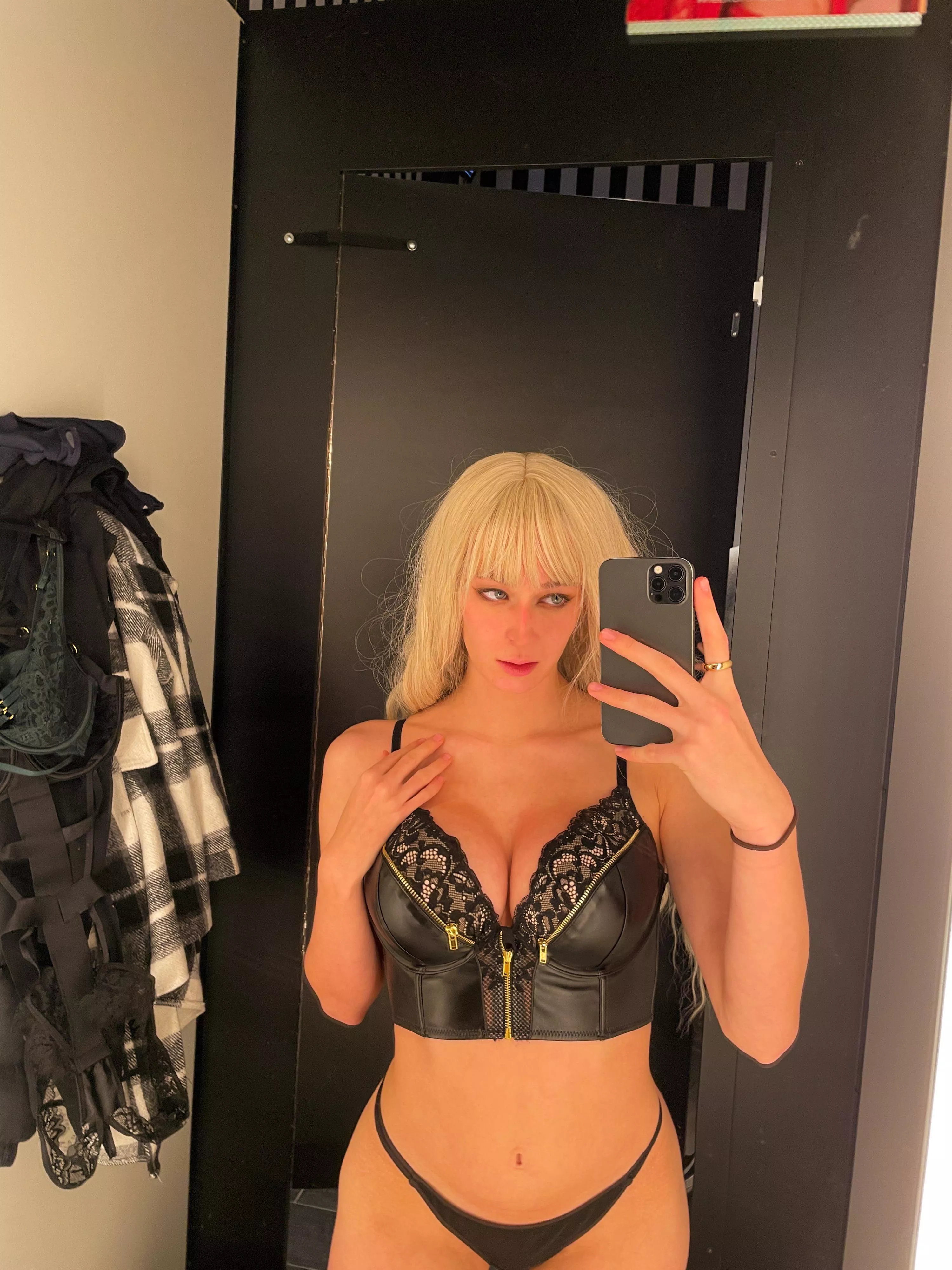 Why I get always horny in a changing room 🤪