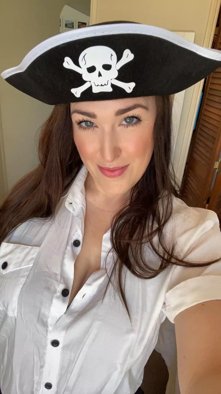 Why is pirating so addictive? …..They say once ye lose yer first hand, ye get hooked! 🏴‍☠️