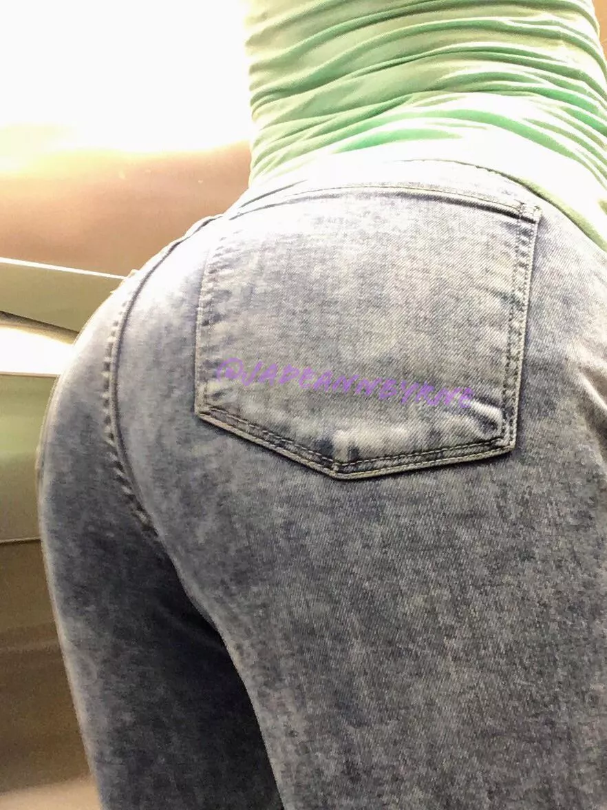 Will you scratch n sniff my pawg booty ?