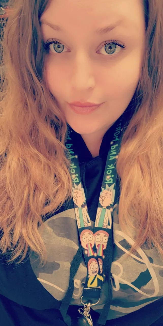 Work selfie ☺ do you like my rick and morty lanyard?