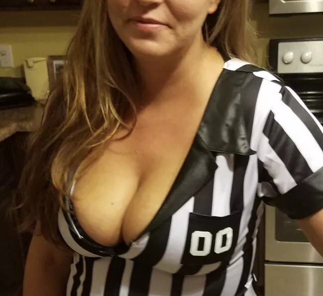 Would u watch more ðŸˆ if refs looked like this?