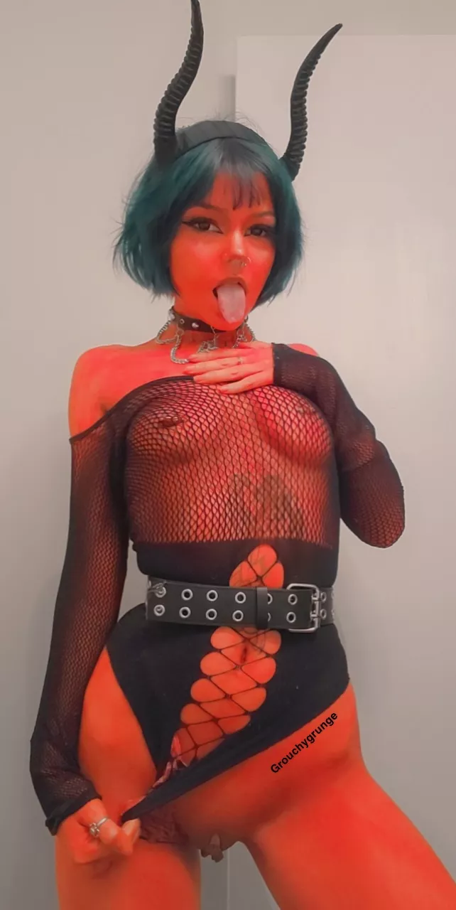 Would you fuck a goth girl in a succubus Halloween costume?