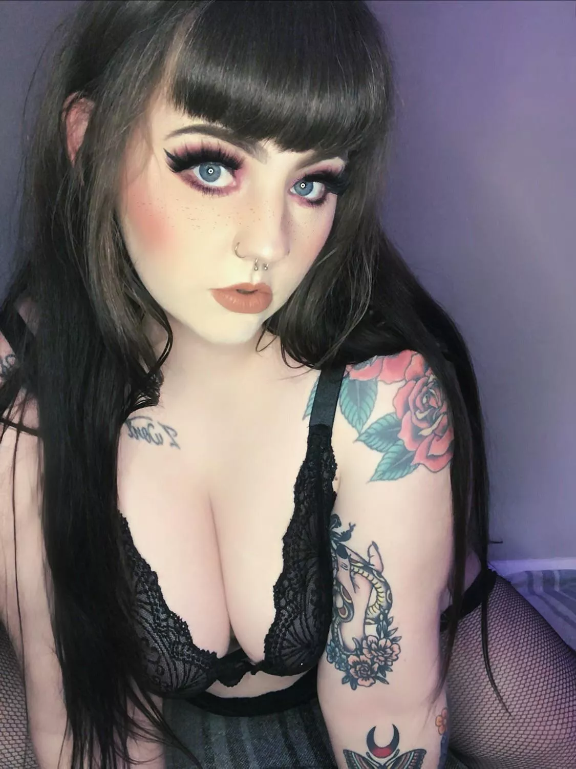 Would you ruin my pretty makeup? 🖤