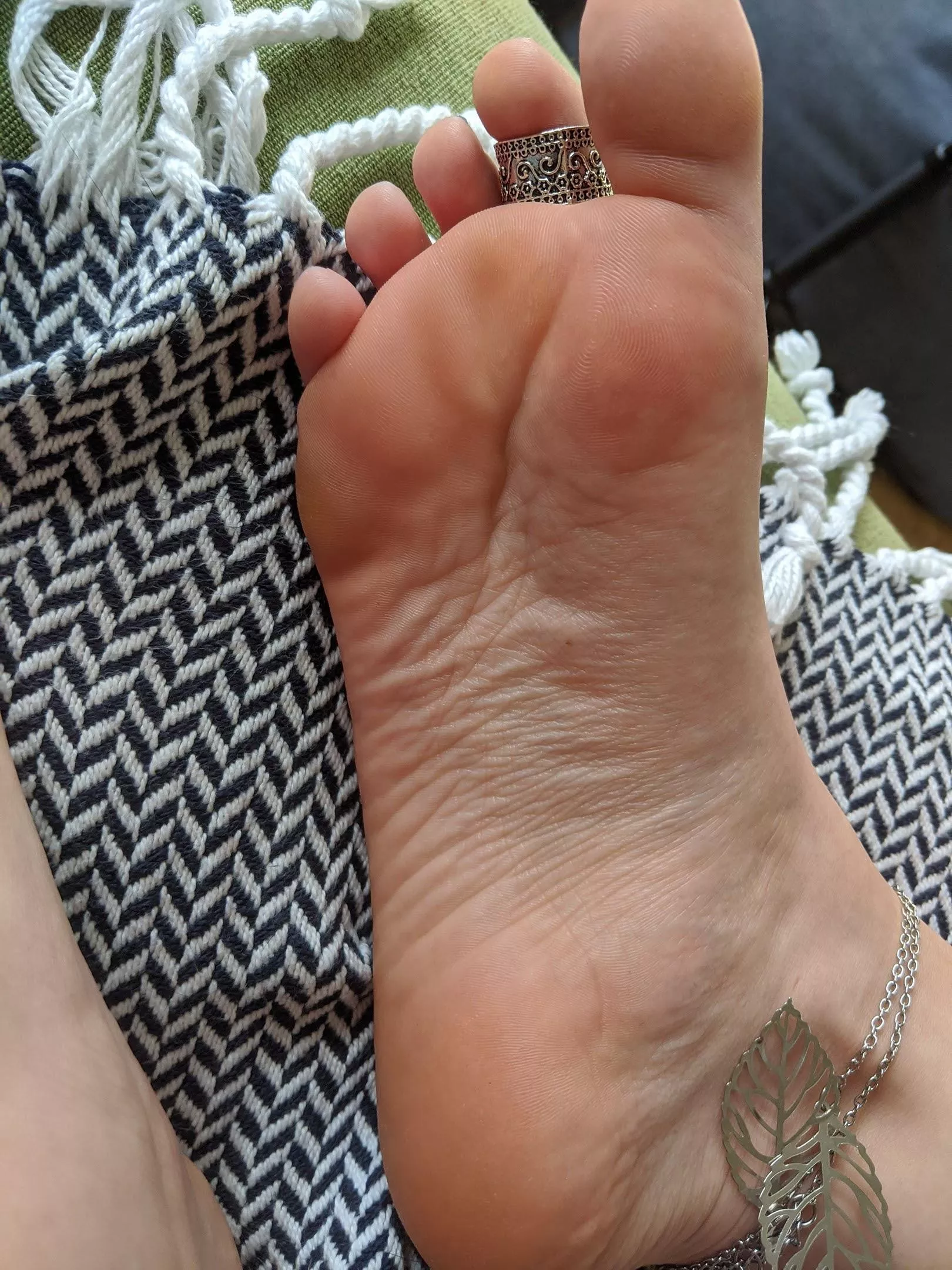 Would you slow and sensually lick my soft wrinkles or be greedy and fast, licking as if they're your last meal? 💜