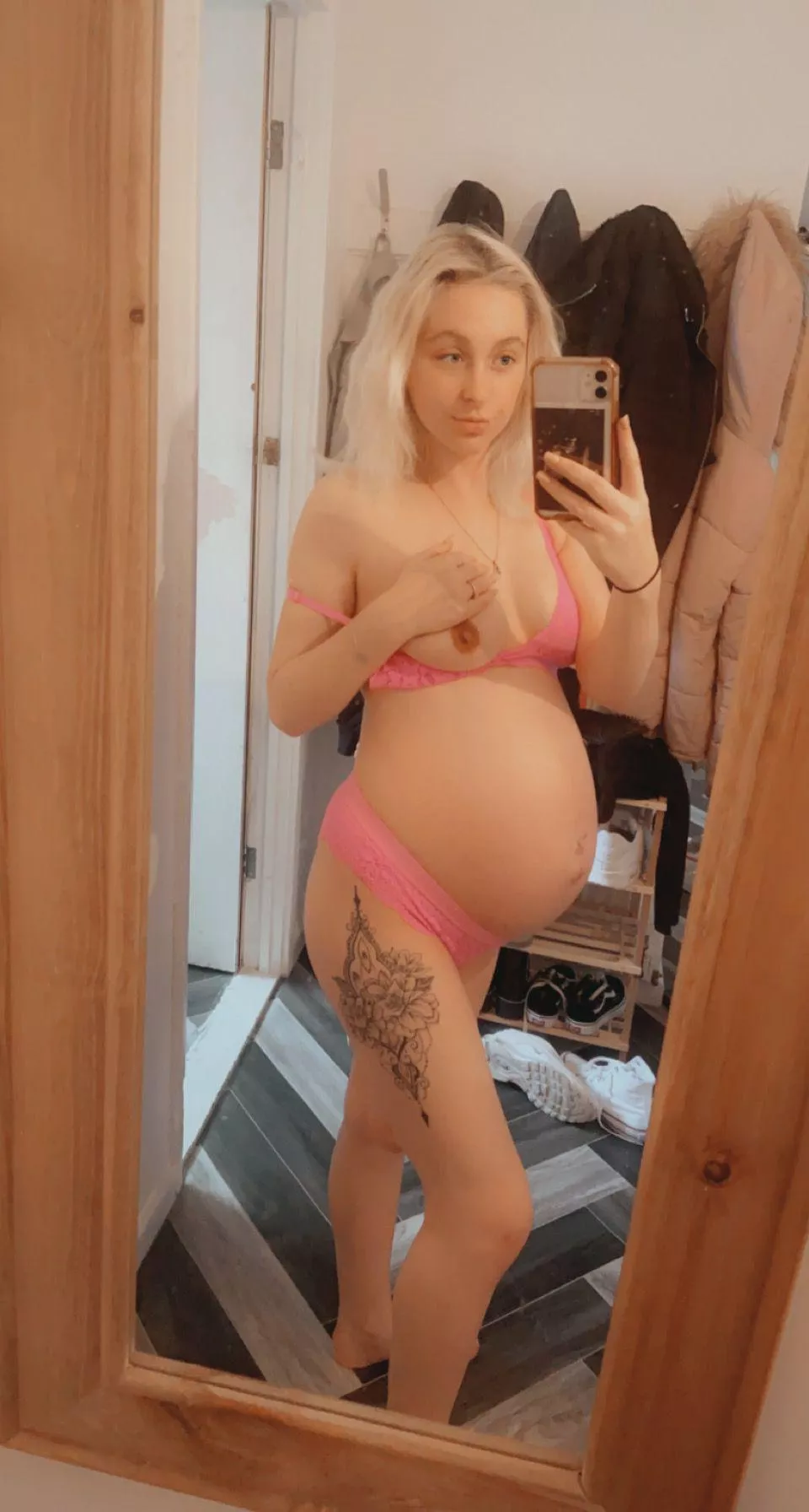 Would you smash my petite pregnant bodðŸ’ž