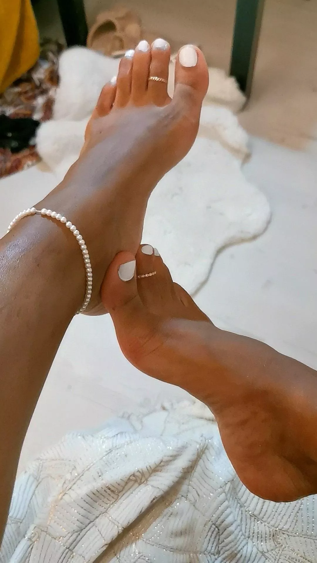 Would you worship and lick this preety toes?