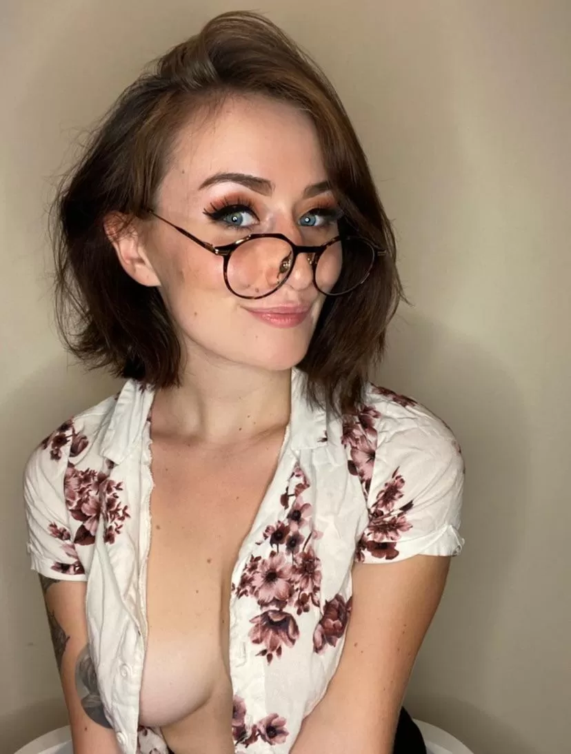 Yes, theyâ€™re real glasses ðŸ¤“ (fun fact: Iâ€™m half blind in one eye)â¤ï¸ (20 F)