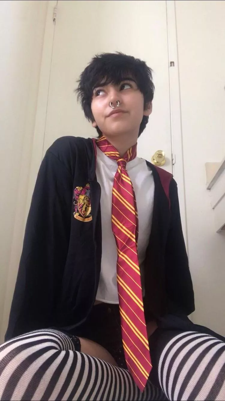 yoo, femboy harry potter?😳