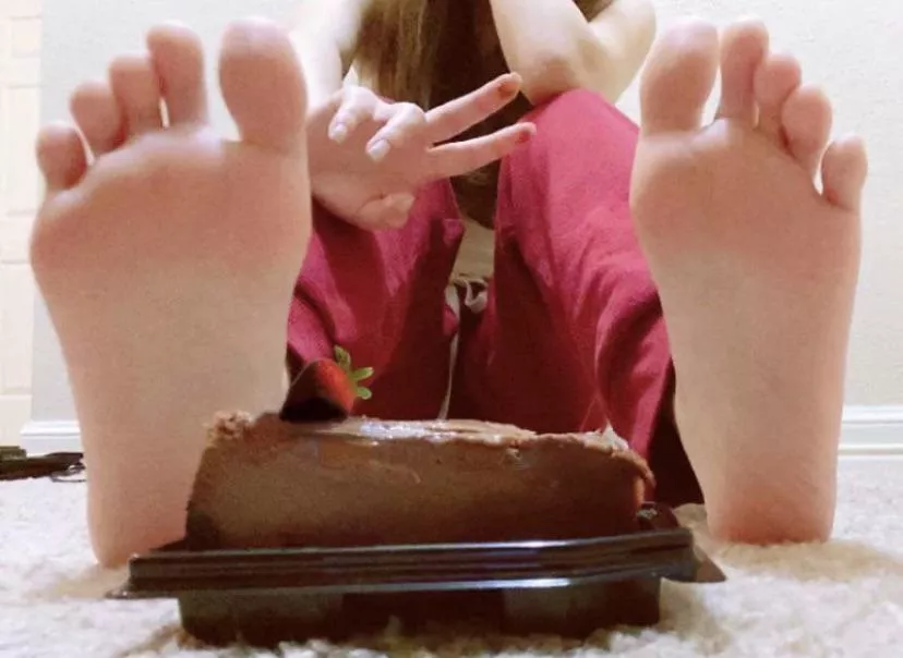 you only get to put one in ur mouth hehe 😳 the chocolate cheesecake or my feet? 🤔🤔 what will it be 😈😈