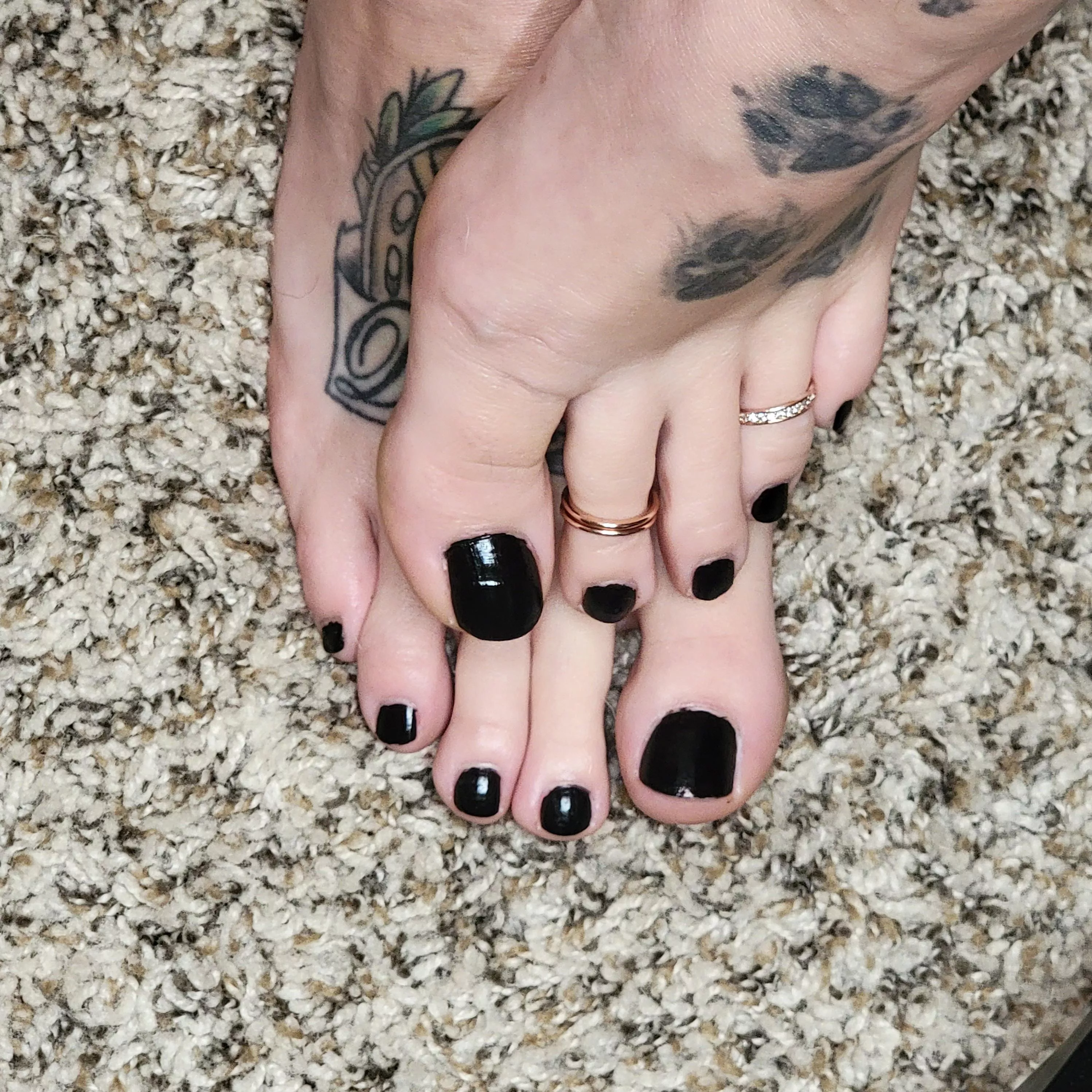 Your view before you kiss my feet😉🖤