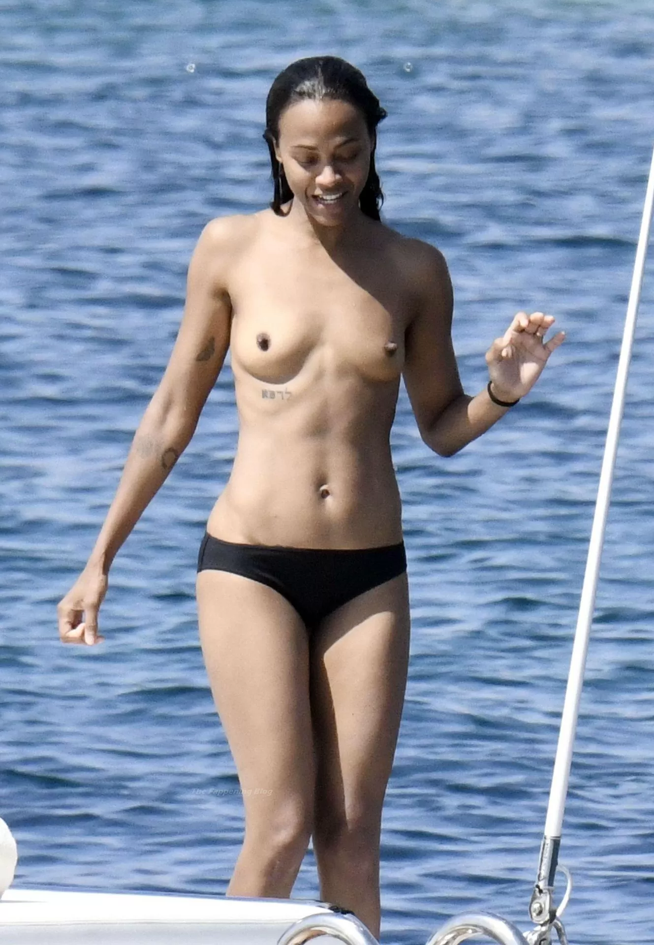 Zoe Saldana (Topless - MIC)